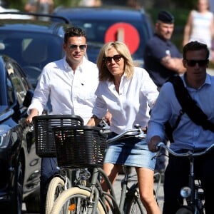 La première dame Brigitte Macron (Trogneux) part en vélo à la plage avec sa fille Tiphaine Auzière, son compagnon Antoine et leurs enfants Elise et Aurèle au Touquet, le 17 juin 2017 © Dominique Jacovides/Sébastien Valiela/Bestimage