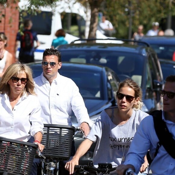 La première dame Brigitte Macron (Trogneux) part en vélo à la plage avec sa fille Tiphaine Auzière, son compagnon Antoine et leurs enfants Elise et Aurèle au Touquet, le 17 juin 2017 © Dominique Jacovides/Sébastien Valiela/Bestimage