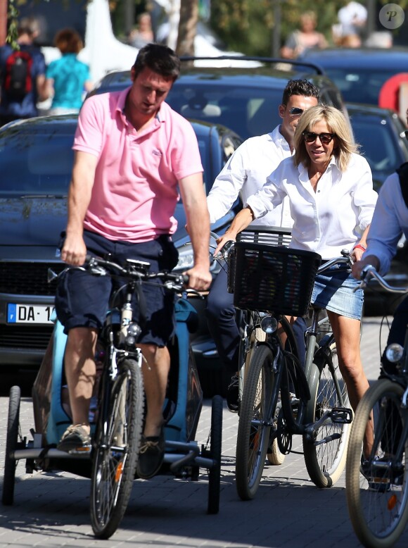 La première dame Brigitte Macron (Trogneux) part en vélo à la plage avec sa fille Tiphaine Auzière, son compagnon Antoine et leurs enfants Elise et Aurèle au Touquet, le 17 juin 2017 © Dominique Jacovides/Sébastien Valiela/Bestimage