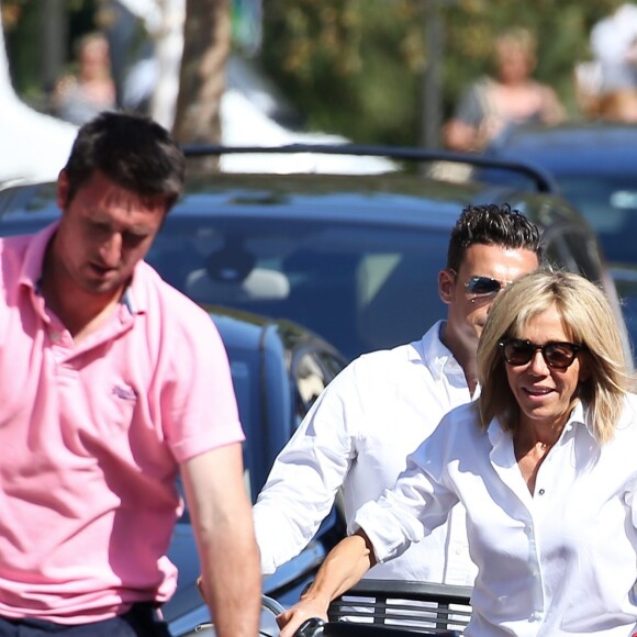 La première dame Brigitte Macron (Trogneux) part en vélo à la plage avec sa fille Tiphaine Auzière, son compagnon Antoine et leurs enfants Elise et Aurèle au Touquet, le 17 juin 2017 © Dominique Jacovides/Sébastien Valiela/Bestimage