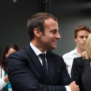 Emmanuel Macron et sa femme Brigitte Macron (Trogneux), Xavier Niel et sa compagne Delphine Arnault, Anne Hidalgo, Roxanne Varza enceinte (directrice de Station F), Mounir Mahjoubi (Secrétaire d'État auprès du Premier ministre, chargé du Numérique) inaugurent le plus grand incubateur de start-up au monde, Station F à Paris le 29 juin 2017. © Sébastien Valiela/Bestimage