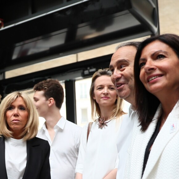 Emmanuel Macron et sa femme Brigitte Macron (Trogneux), Xavier Niel et sa compagne Delphine Arnault, Anne Hidalgo inaugurent le plus grand incubateur de start-up au monde, Station F à Paris le 29 juin 2017. © Sébastien Valiela/Bestimage