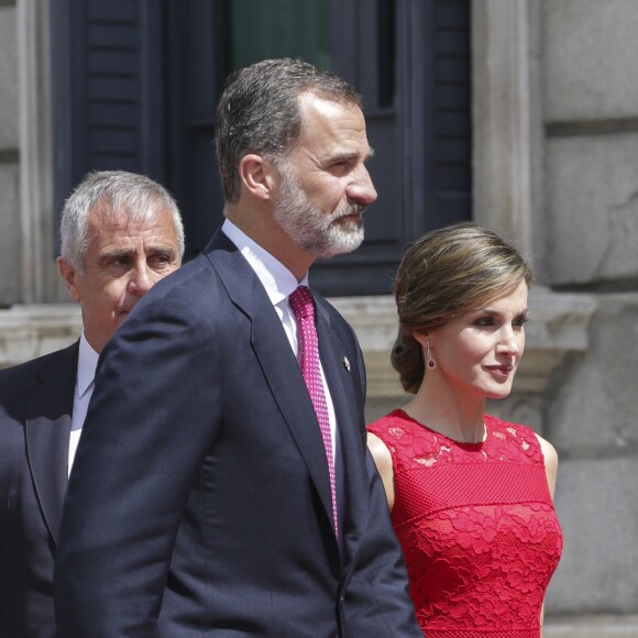 Le roi Felipe VI et la reine Letizia d'Espagne, superbe en robe en dentelle Carolina Herrera, célébraient le 28 juin 2017 au palais des Cortes à Madrid le 40e anniversaire des "Elections générales espagnoles du 15 juin 1977".