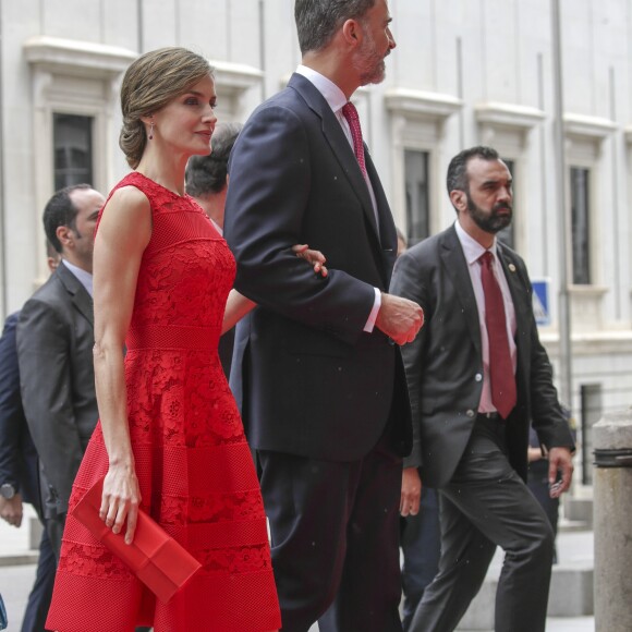 Le roi Felipe VI et la reine Letizia d'Espagne, superbe en robe en dentelle Carolina Herrera, célébraient le 28 juin 2017 au palais des Cortes à Madrid le 40e anniversaire des "Elections générales espagnoles du 15 juin 1977".