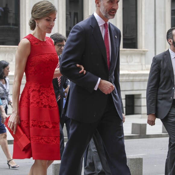 Le roi Felipe VI et la reine Letizia d'Espagne, superbe en robe en dentelle Carolina Herrera, célébraient le 28 juin 2017 au palais des Cortes à Madrid le 40e anniversaire des "Elections générales espagnoles du 15 juin 1977".