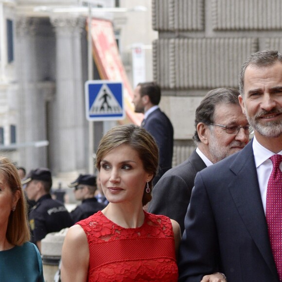Le roi Felipe VI et la reine Letizia d'Espagne, superbe en robe en dentelle Carolina Herrera, célébraient le 28 juin 2017 au palais des Cortes à Madrid le 40e anniversaire des "Elections générales espagnoles du 15 juin 1977".