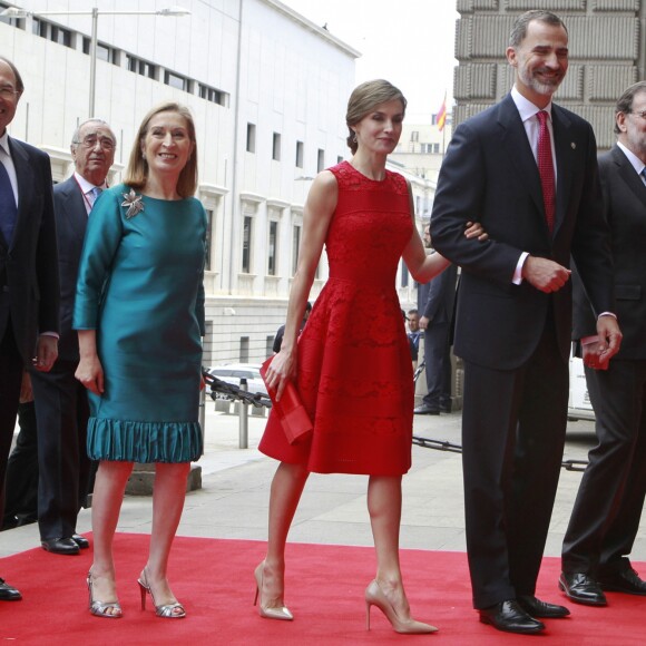 Le roi Felipe VI et la reine Letizia d'Espagne, superbe en robe en dentelle Carolina Herrera, célébraient le 28 juin 2017 au palais des Cortes à Madrid le 40e anniversaire des "Elections générales espagnoles du 15 juin 1977".