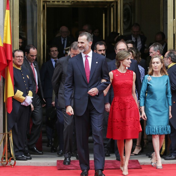 Le roi Felipe VI et la reine Letizia d'Espagne, superbe en robe en dentelle Carolina Herrera, célébraient le 28 juin 2017 au palais des Cortes à Madrid le 40e anniversaire des "Elections générales espagnoles du 15 juin 1977".