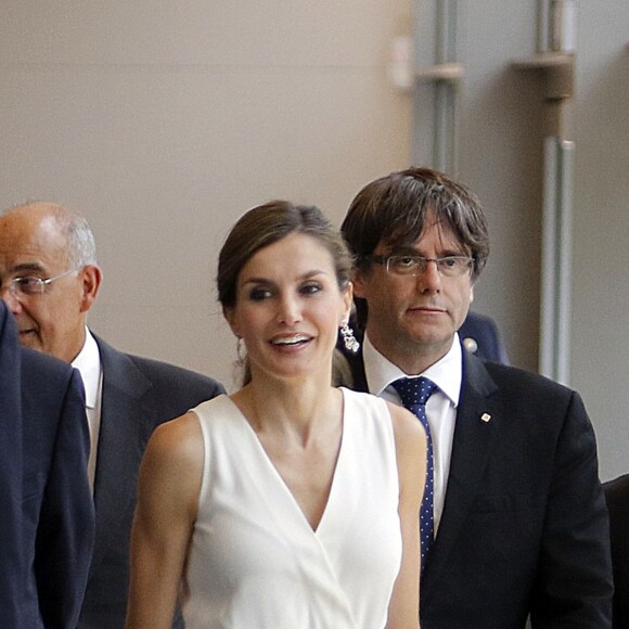 La reine Letizia d'Espagne, au côté du roi Felipe VI, était resplendissante en combi-pantalon lors de la remise des prix de la fondation princesse de Gérone le 29 juin 2017.