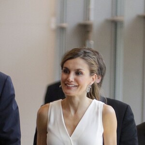 La reine Letizia d'Espagne, au côté du roi Felipe VI, était resplendissante en combi-pantalon lors de la remise des prix de la fondation princesse de Gérone le 29 juin 2017.