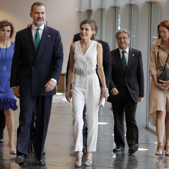 La reine Letizia d'Espagne, au côté du roi Felipe VI, était resplendissante en combi-pantalon lors de la remise des prix de la fondation princesse de Gérone le 29 juin 2017.