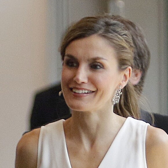 La reine Letizia d'Espagne, au côté du roi Felipe VI, était resplendissante en combi-pantalon lors de la remise des prix de la fondation princesse de Gérone le 29 juin 2017.
