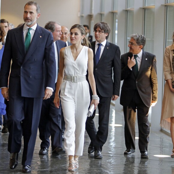 La reine Letizia d'Espagne, au côté du roi Felipe VI, était resplendissante en combi-pantalon lors de la remise des prix de la fondation princesse de Gérone le 29 juin 2017.