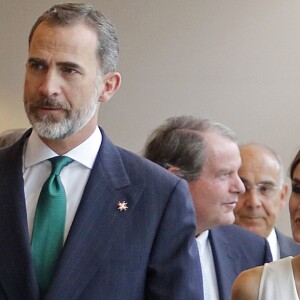 La reine Letizia d'Espagne, au côté du roi Felipe VI, était resplendissante en combi-pantalon lors de la remise des prix de la fondation princesse de Gérone le 29 juin 2017.