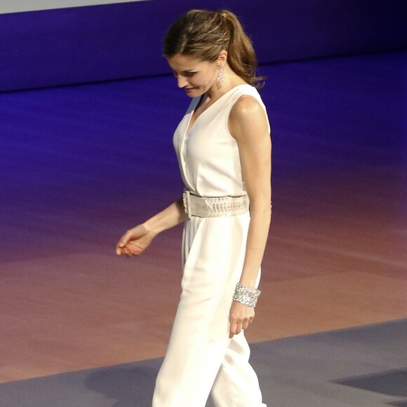 La reine Letizia d'Espagne, au côté du roi Felipe VI, était resplendissante en combi-pantalon lors de la remise des prix de la fondation princesse de Gérone le 29 juin 2017.