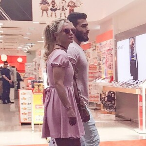 Exclusif - Britney Spears en vacances au Japon se promène avec son compagnon Sam Asghari à Osaka le 8 juin 2017.