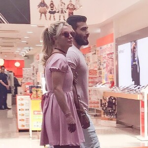 Exclusif - Britney Spears en vacances au Japon se promène avec son compagnon Sam Asghari à Osaka le 8 juin 2017.