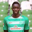 Sambou Yatabaré pose avec le maillot du Werder Brême pour la saison 2016/2017, le 20 juillet 2016 à Brême.