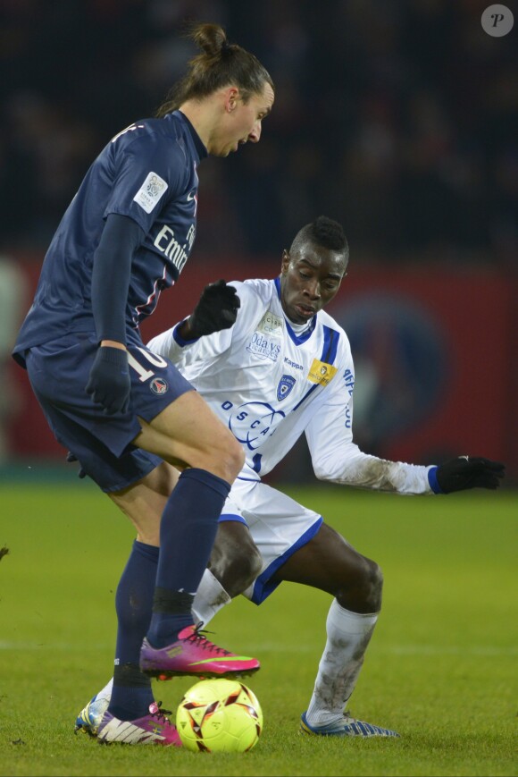 Sambou Yatabaré face à Zlatan Ibrahimovic lors d'un match du PSG contre Bastia au Parc des Princes le 8 février 2013.