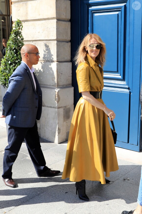 Semi exclusif - Céline Dion quitte le défilé Dior pour se rendre à un shooting photo place Vendôme à Paris le 3 juillet 2017.