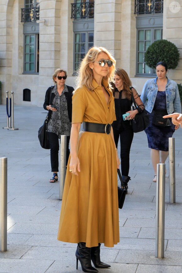 Semi exclusif - Céline Dion quitte le défilé Dior pour se rendre à un shooting photo place Vendôme à Paris le 3 juillet 2017.