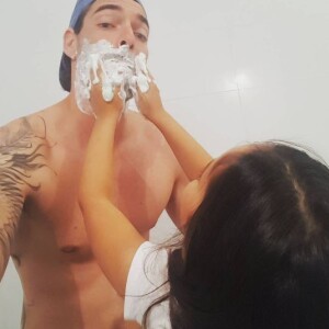 Camille Lacourt se rase pour sa fille Jazz. Photo publiée sur Instagram le 10 juin 2017.