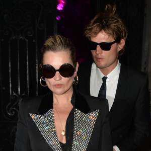 Kate Moss et le comte Nikolaï von Bismarck à la sortie de la soirée Vogue lors de la Fashion Week de Paris le 4 juillet 2017