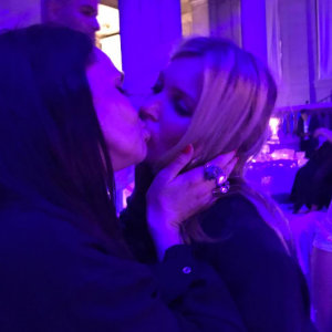 Béatrice Dalle et Kate Moss échangeant un baiser lors Vogue Paris Foun­da­tion Gala organisé en marge de la Fashion Week à Paris le 4 juillet 2017