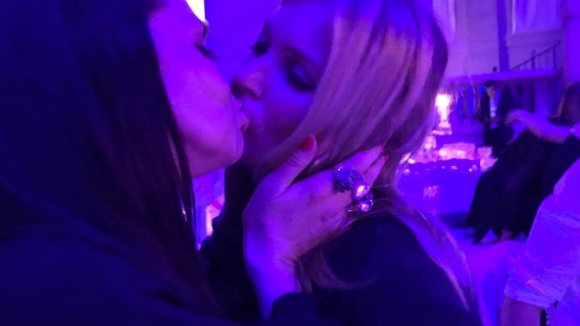 Kate Moss et Béatrice Dalle échangent un baiser sensuel et langoureux...