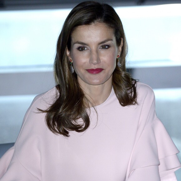 La reine Letizia d'Espagne, habillée en Zara, le 4 juillet 2017 au siège de Telefonica à Madrid pour une réunion de la Fondation d'aide contre la toxicomanie.