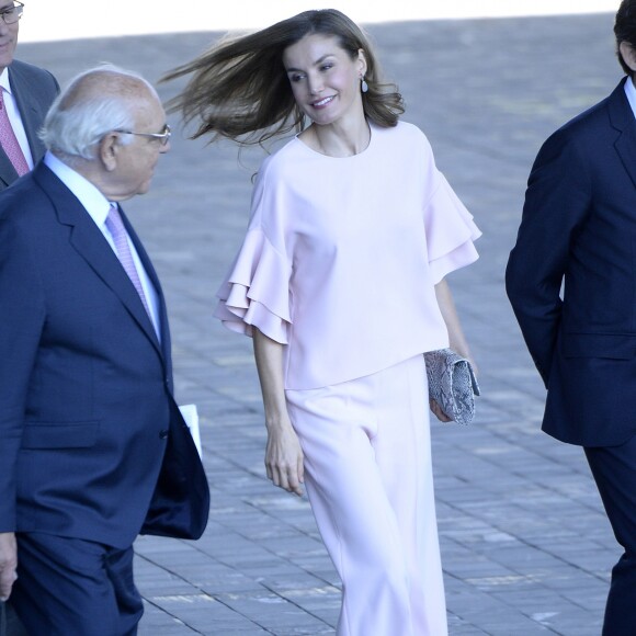 La reine Letizia d'Espagne, habillée en Zara, le 4 juillet 2017 au siège de Telefonica à Madrid pour une réunion de la Fondation d'aide contre la toxicomanie.