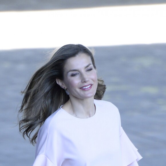 La reine Letizia d'Espagne, habillée en Zara, le 4 juillet 2017 au siège de Telefonica à Madrid pour une réunion de la Fondation d'aide contre la toxicomanie.