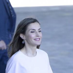 La reine Letizia d'Espagne, habillée en Zara, le 4 juillet 2017 au siège de Telefonica à Madrid pour une réunion de la Fondation d'aide contre la toxicomanie.