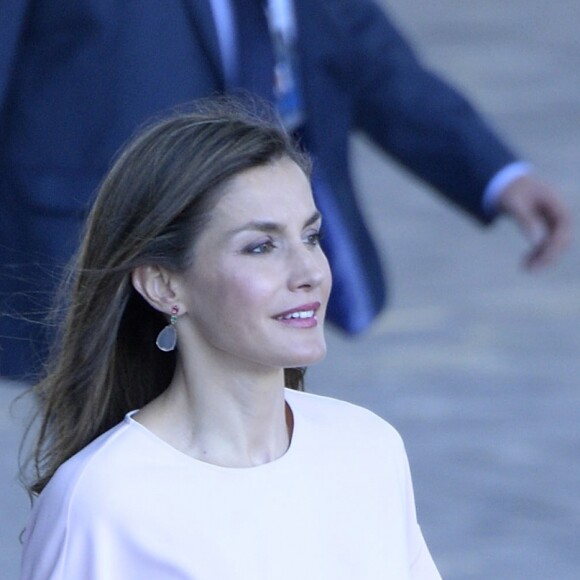 La reine Letizia d'Espagne, habillée en Zara, le 4 juillet 2017 au siège de Telefonica à Madrid pour une réunion de la Fondation d'aide contre la toxicomanie.