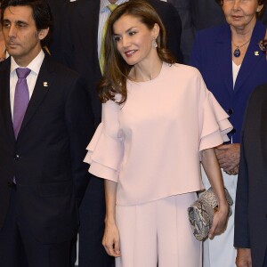 La reine Letizia d'Espagne, habillée en Zara, le 4 juillet 2017 au siège de Telefonica à Madrid pour une réunion de la Fondation d'aide contre la toxicomanie.