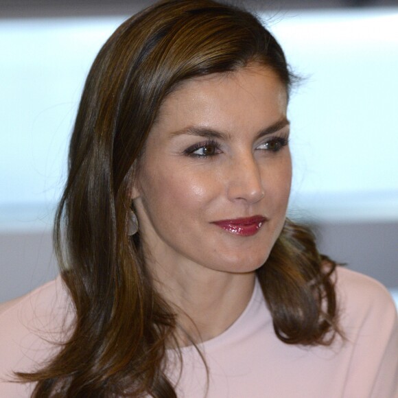 La reine Letizia d'Espagne, habillée en Zara, le 4 juillet 2017 au siège de Telefonica à Madrid pour une réunion de la Fondation d'aide contre la toxicomanie.