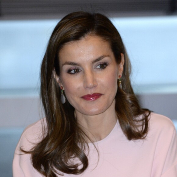 La reine Letizia d'Espagne, habillée en Zara, le 4 juillet 2017 au siège de Telefonica à Madrid pour une réunion de la Fondation d'aide contre la toxicomanie.