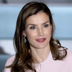 La reine Letizia d'Espagne, habillée en Zara, le 4 juillet 2017 au siège de Telefonica à Madrid pour une réunion de la Fondation d'aide contre la toxicomanie.