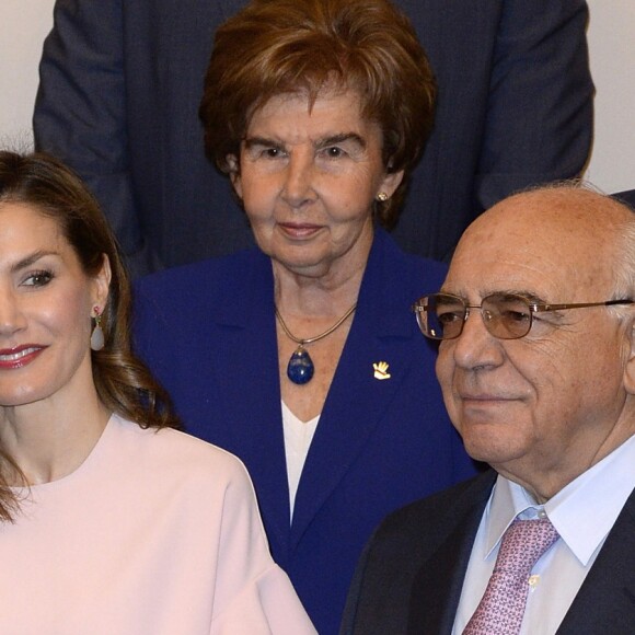 La reine Letizia d'Espagne, habillée en Zara, le 4 juillet 2017 au siège de Telefonica à Madrid pour une réunion de la Fondation d'aide contre la toxicomanie.