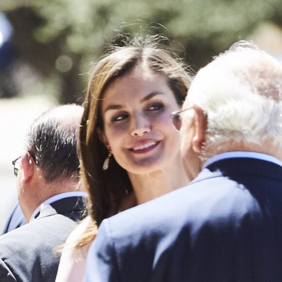 La reine Letizia d'Espagne, habillée en Zara, le 4 juillet 2017 au siège de Telefonica à Madrid pour une réunion de la Fondation d'aide contre la toxicomanie.