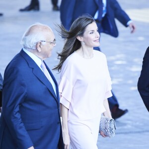 La reine Letizia d'Espagne, habillée en Zara, le 4 juillet 2017 au siège de Telefonica à Madrid pour une réunion de la Fondation d'aide contre la toxicomanie.