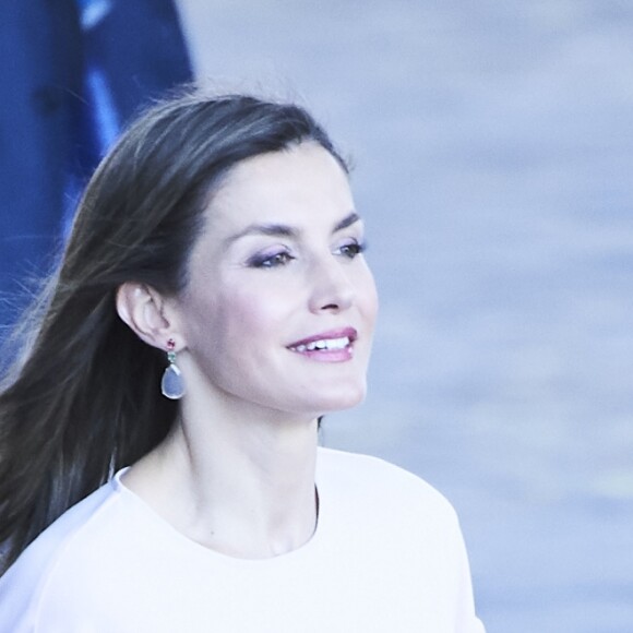 La reine Letizia d'Espagne, habillée en Zara, le 4 juillet 2017 au siège de Telefonica à Madrid pour une réunion de la Fondation d'aide contre la toxicomanie.