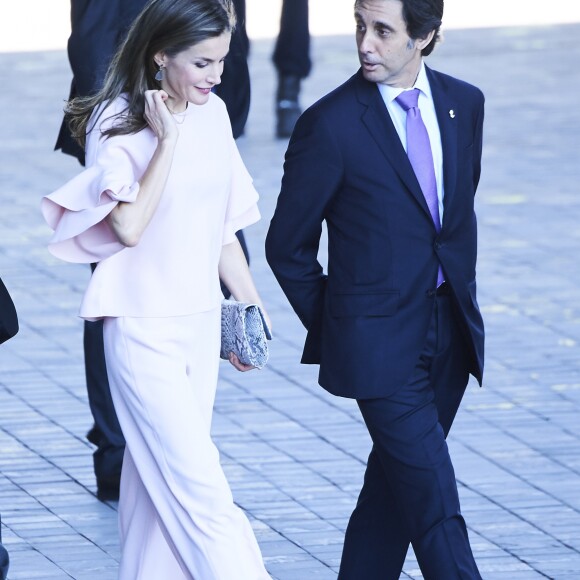La reine Letizia d'Espagne, habillée en Zara, le 4 juillet 2017 au siège de Telefonica à Madrid pour une réunion de la Fondation d'aide contre la toxicomanie.