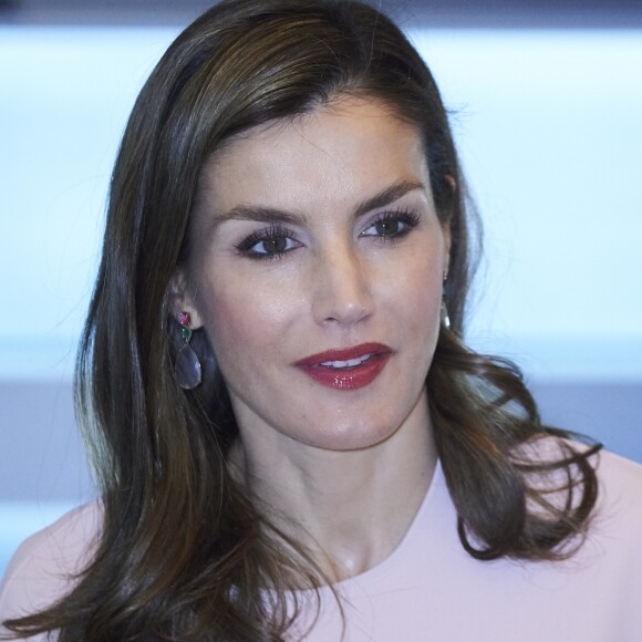 La reine Letizia d'Espagne, habillée en Zara, le 4 juillet 2017 au siège de Telefonica à Madrid pour une réunion de la Fondation d'aide contre la toxicomanie.