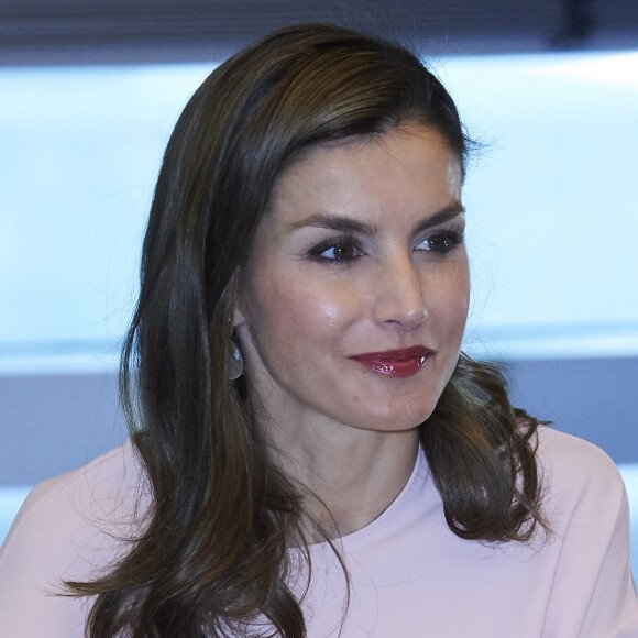La reine Letizia d'Espagne, habillée en Zara, le 4 juillet 2017 au siège de Telefonica à Madrid pour une réunion de la Fondation d'aide contre la toxicomanie.