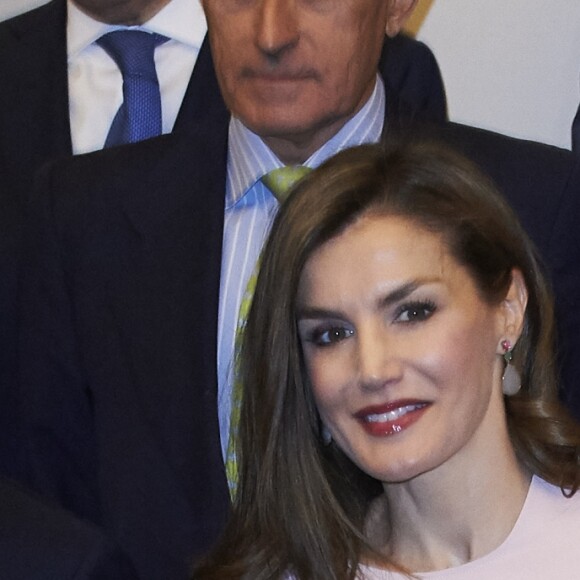 La reine Letizia d'Espagne, habillée en Zara, le 4 juillet 2017 au siège de Telefonica à Madrid pour une réunion de la Fondation d'aide contre la toxicomanie.