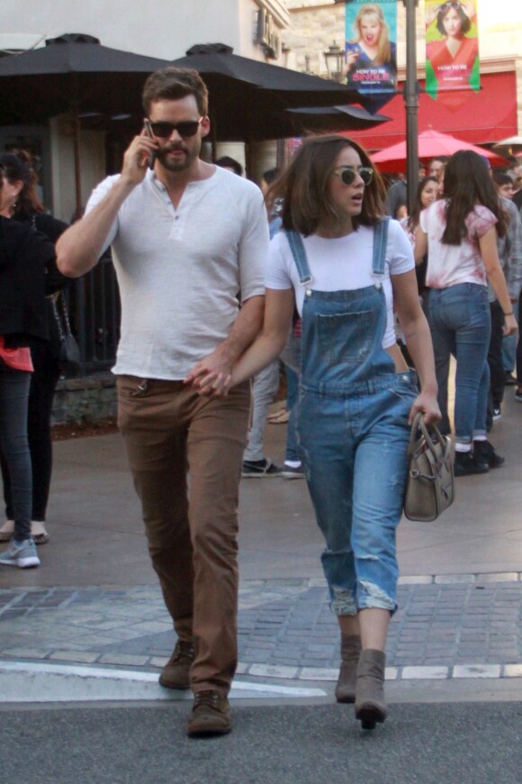Austin Nichols et sa compagne Chloe Bennet sont allés faire du shopping à The Grove à Hollywood. Le 14 février 2016 CPA / Bestimage