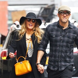 Blake Lively et son mari Ryan Reynolds se baladent main dans la main dans les rues de West Village à New York, le 24 mai 2017