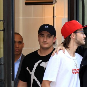 Céline Dion et son fils René-Charles Angelil sortent de l'hôtel Royal Monceau à Paris le 7 juillet 2017.