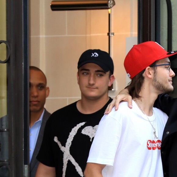 Céline Dion et son fils René-Charles Angelil sortent de l'hôtel Royal Monceau à Paris le 7 juillet 2017.